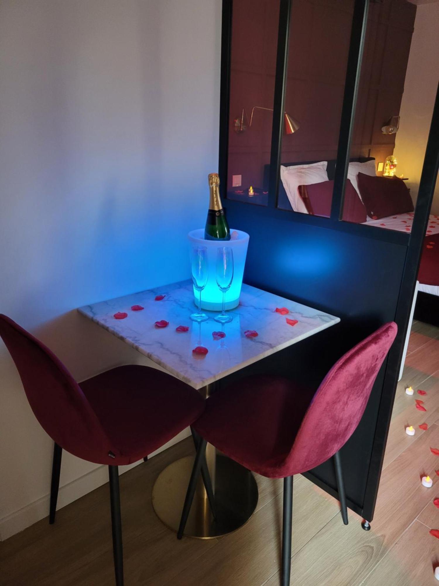 Nuit D'Evasion Love Room Avec Baignoire Balneotherapie Toulon Kültér fotó